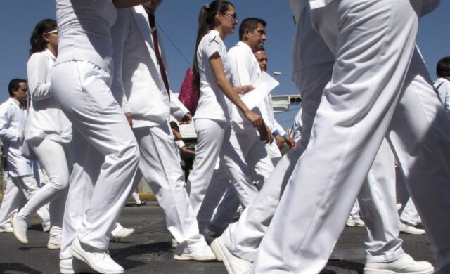 IMSS enfrenta protesta de trabajadores por aumento salarial y falta de insumos médicos