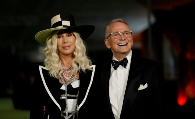 Muere Bob Mackie, el diseñador que convirtió a Cher y otras divas en íconos de la moda