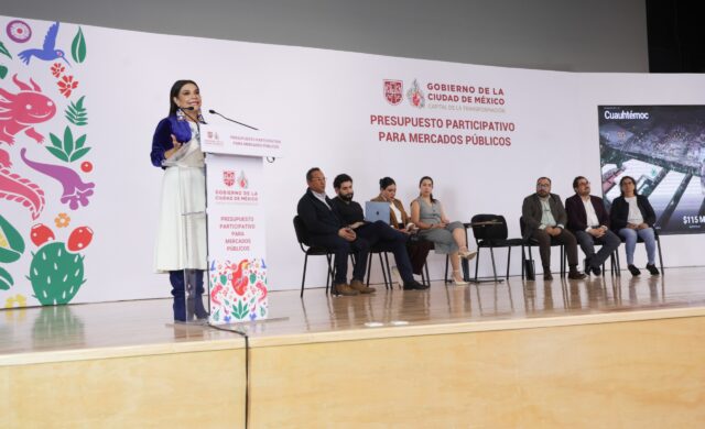 Brugada presenta en el U20 las políticas sociales de la Ciudad de México