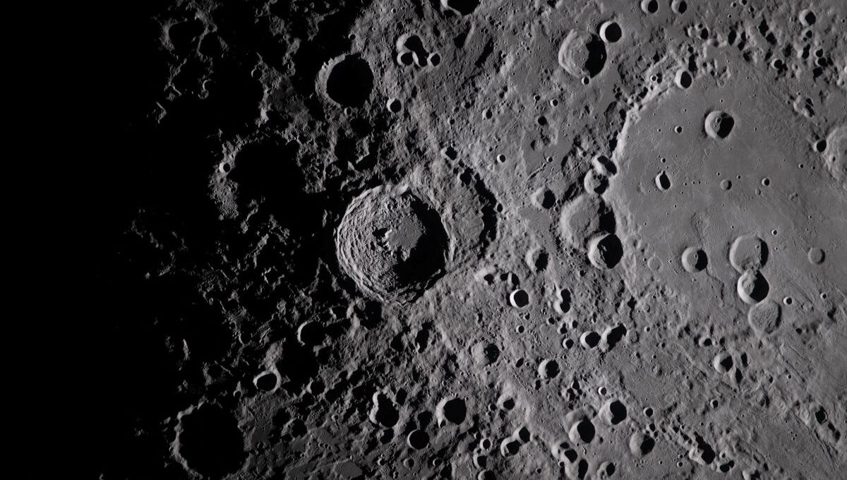 La NASA descubre un cráter recién formado en la Luna: un fenómeno que ocurre una vez por siglo