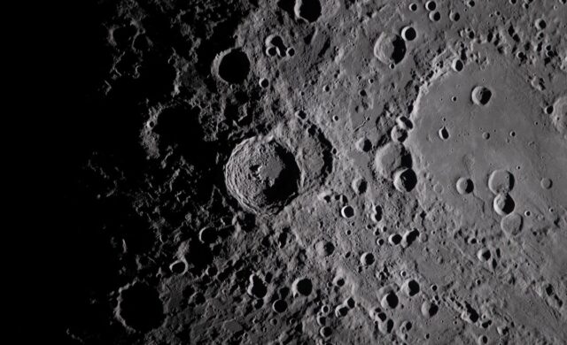 La NASA descubre un cráter recién formado en la Luna: un fenómeno que ocurre una vez por siglo