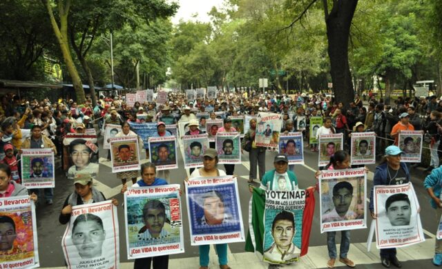 Marcha por los 43 de Ayotzinapa llega al Zócalo con saldo blanco en CDMX