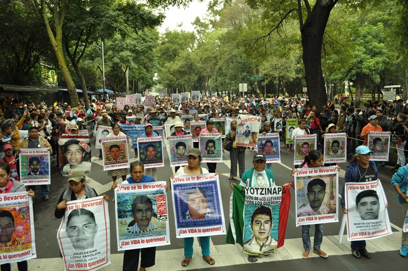 Marcha por los 43 de Ayotzinapa llega al Zócalo con saldo blanco en CDMX