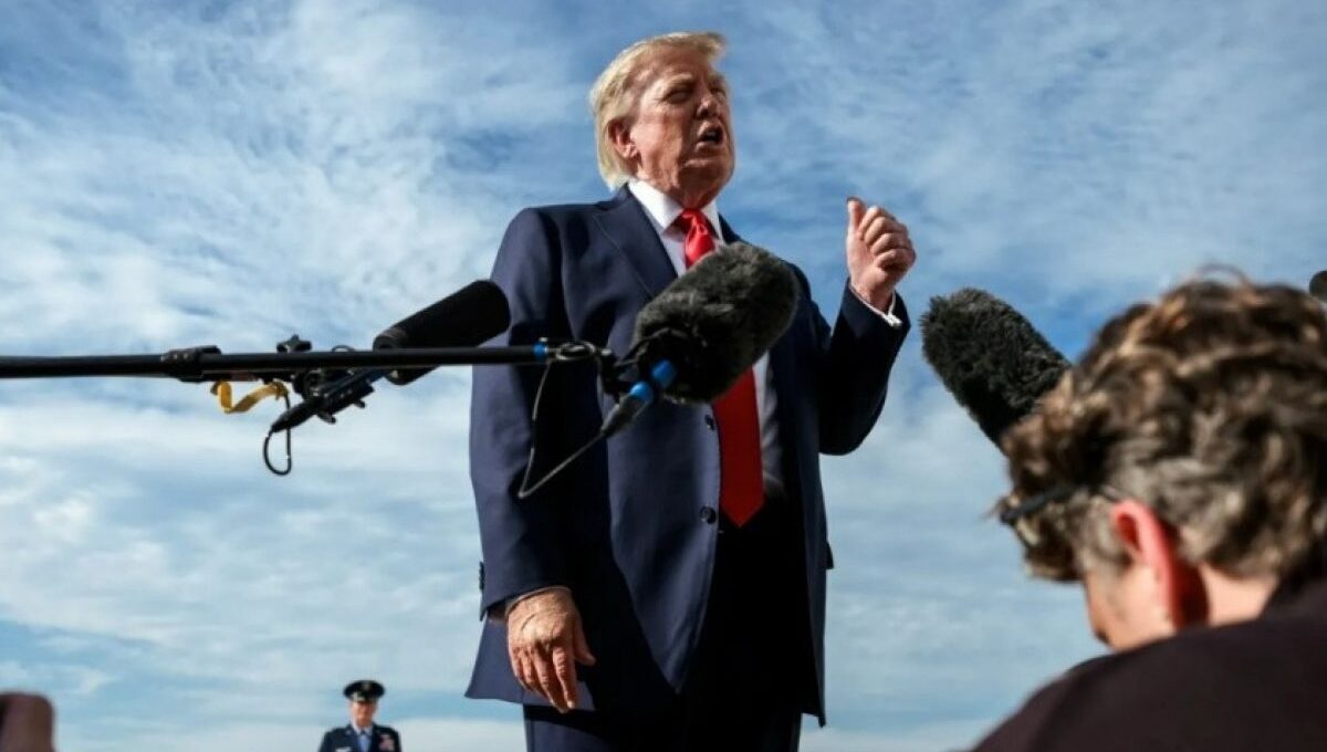 Trump prohíbe acceso a CNN, MS NOW y Politico; cadenas suspenden cobertura