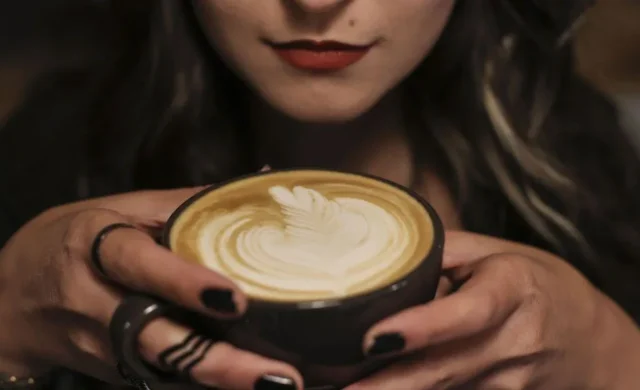 ¿Por qué a algunas personas el café no les quita el sueño? La ciencia explica qué pasa con la cafeína