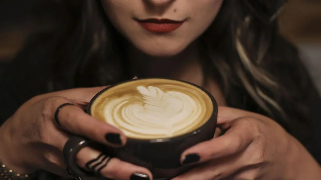 ¿Por qué a algunas personas el café no les quita el sueño? La ciencia explica qué pasa con la cafeína