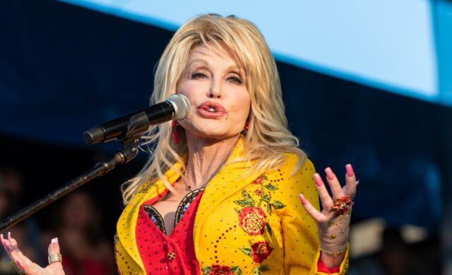 La disputa por la herencia de Dolly Parton llega a los tribunales: su sobrino enfrenta una orden de restricción