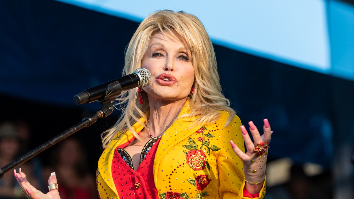 La disputa por la herencia de Dolly Parton llega a los tribunales: su sobrino enfrenta una orden de restricción