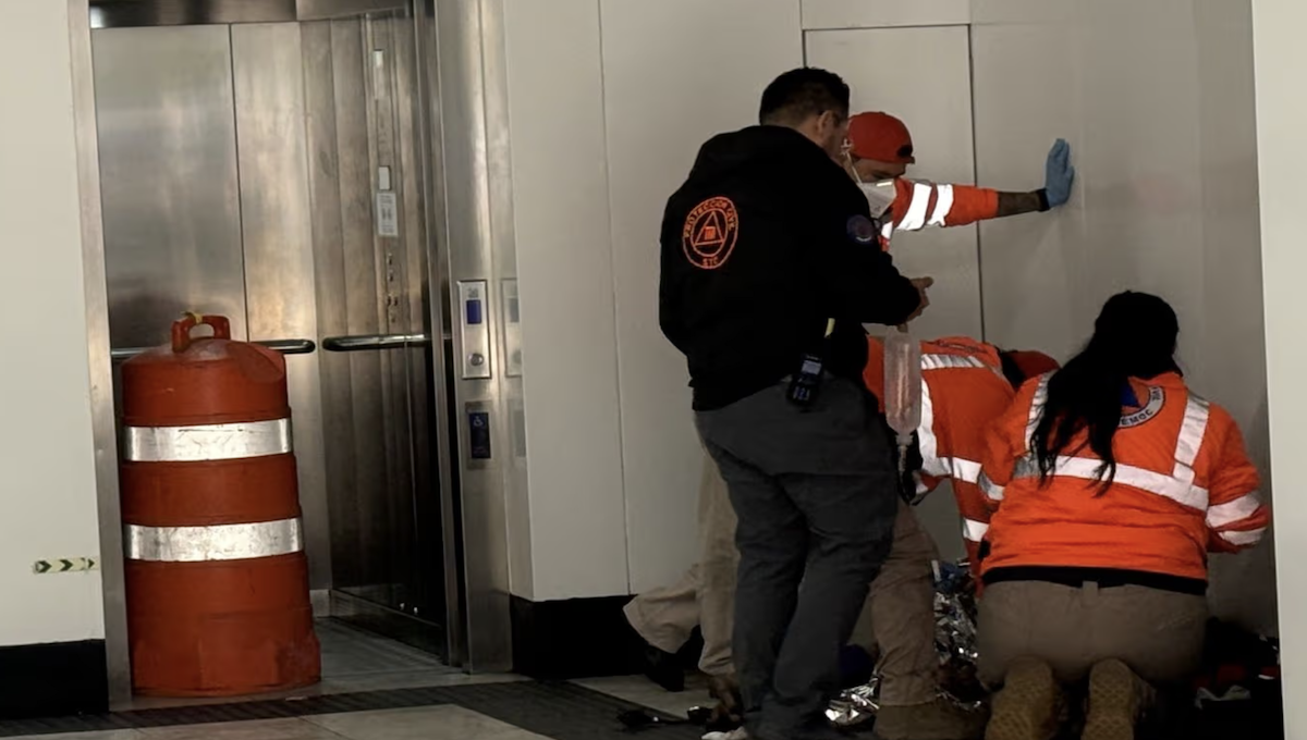 Descarga eléctrica deja a hombre con quemaduras graves cerca del Metro Cuauhtémoc