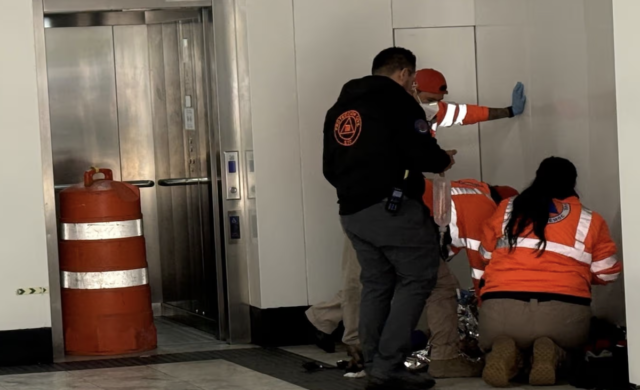 Descarga eléctrica deja a hombre con quemaduras graves cerca del Metro Cuauhtémoc