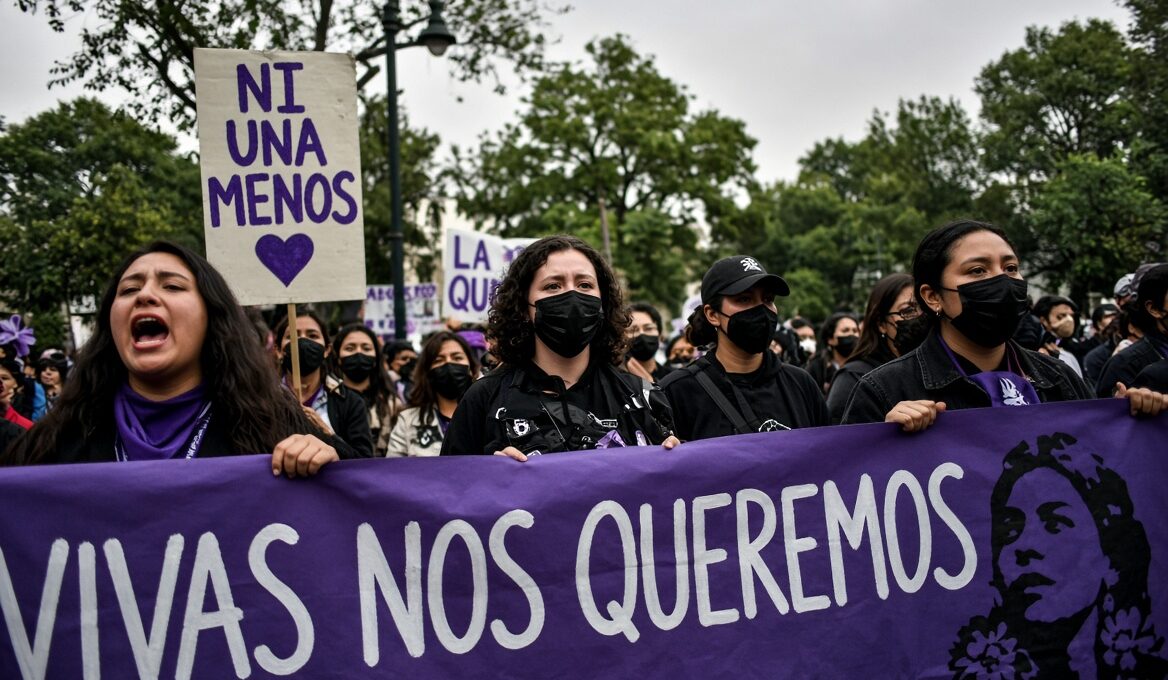 Colectivos toman las calles de CDMX entre bajas temperaturas y controles