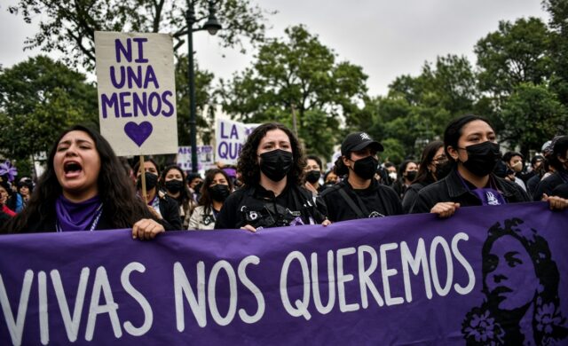 Colectivos toman las calles de CDMX entre bajas temperaturas y controles