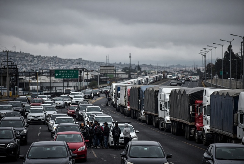Paro de transportistas frena accesos a la CDMX este 26 de octubre