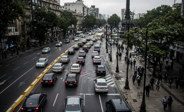 CDMX registra 14 marchas, chubascos y restricciones viales este martes