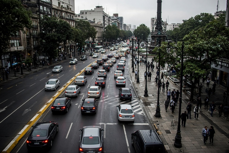 CDMX registra 14 marchas, chubascos y restricciones viales este martes