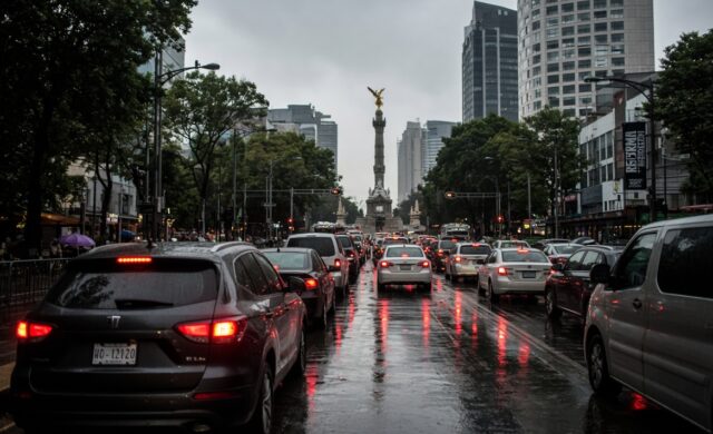 Colapso vial en CDMX: 27 movilizaciones, recortes en Metro y lluvias