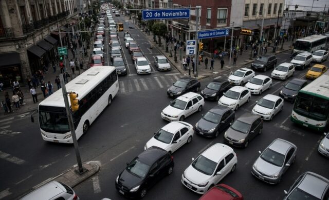 Bloqueos en el Centro Histórico y retrasos en Metro complican tráfico en CDMX