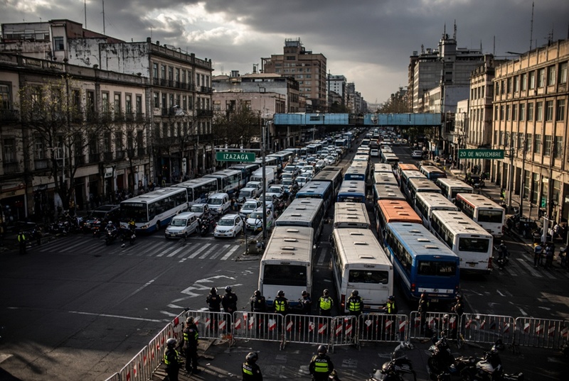 Bloqueos en Centro Histórico y 15 marchas colapsan tráfico en CDMX