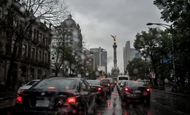 Colapso vial en CDMX: marchas, lluvias y retrasos en Metro este jueves