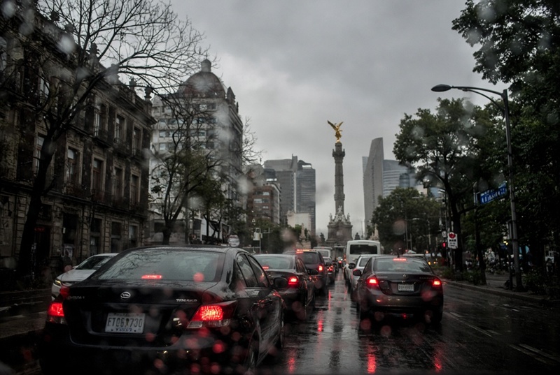 Colapso vial en CDMX: marchas, lluvias y retrasos en Metro este jueves