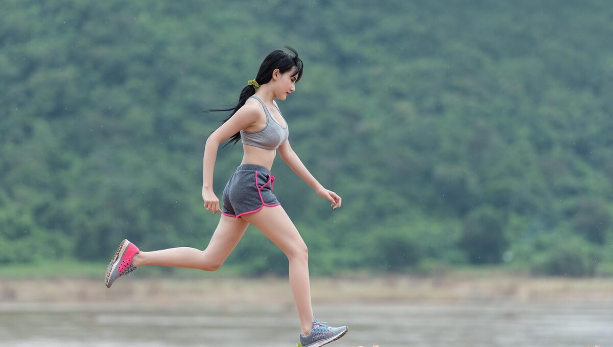 Correr en cinta no es igual que hacerlo en la calle: un estudio revela cuánto cambia el impacto en las piernas