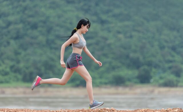 Correr en cinta no es igual que hacerlo en la calle: un estudio revela cuánto cambia el impacto en las piernas