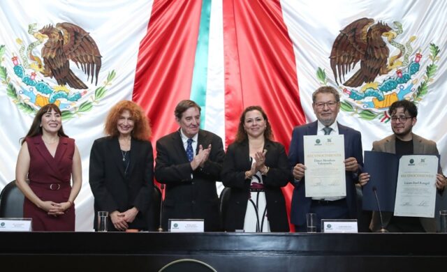 Diputados premian a Élmer Mendoza y Lázaro Izael Rangel