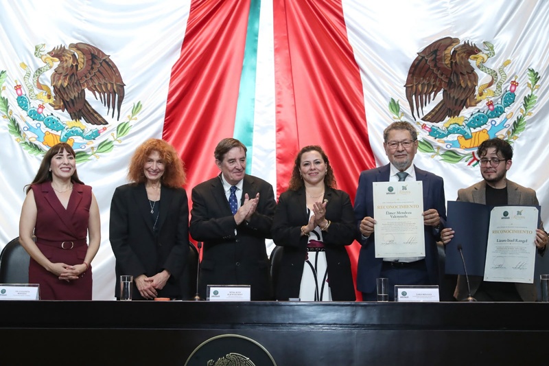 Diputados premian a Élmer Mendoza y Lázaro Izael Rangel