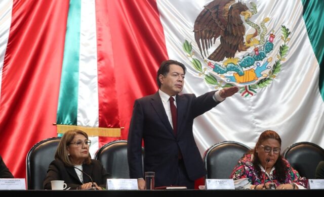 Mario Delgado destaca becas y avances educativos ante diputados