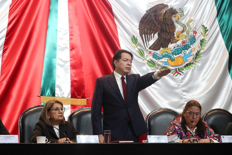 Mario Delgado destaca becas y avances educativos ante diputados