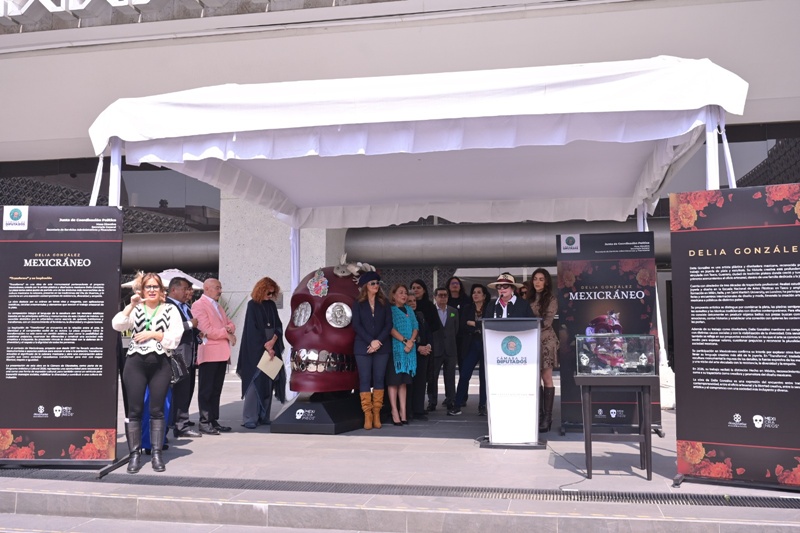 Exhiben en San Lázaro pieza de Mexicráneos por el Día de Muertos