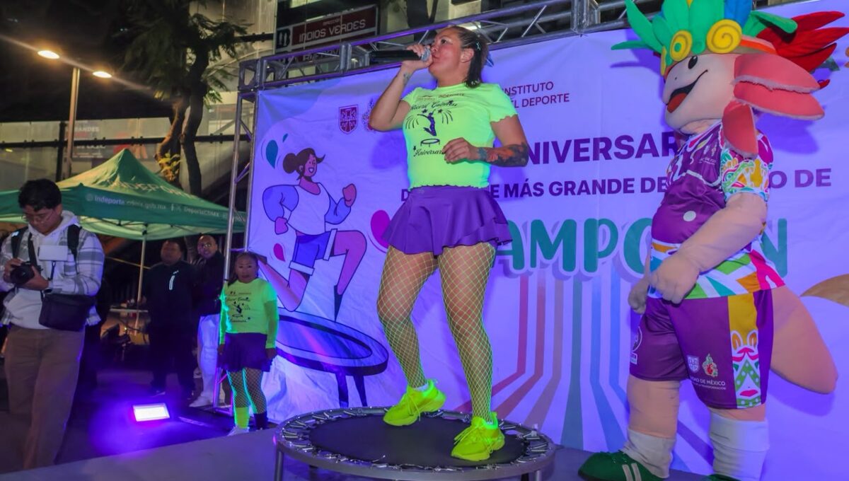 Noche neón activa la Glorieta de Insurgentes por aniversario de récord mundial