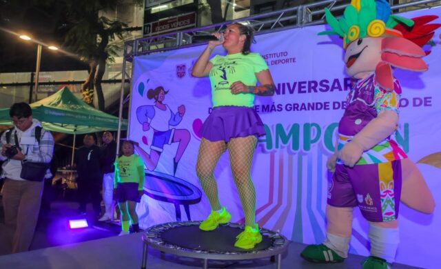 Noche neón activa la Glorieta de Insurgentes por aniversario de récord mundial