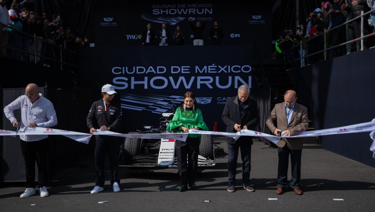 Cadillac F1 realiza su primer Show Run en CDMX con Checo Pérez al volante