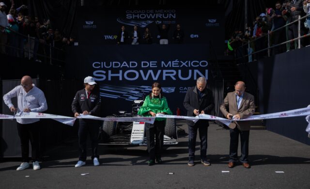 Cadillac F1 realiza su primer Show Run en CDMX con Checo Pérez al volante