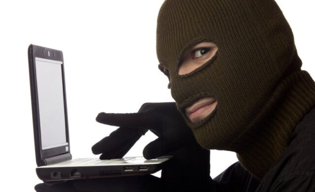 Así operan las redes de fraude que usan inteligencia artificial y apps de citas