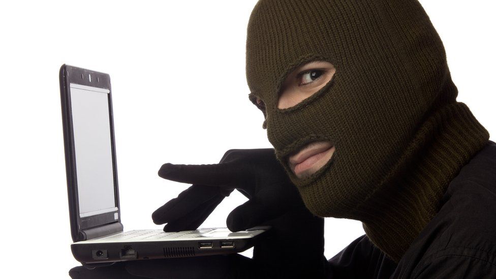 Así operan las redes de fraude que usan inteligencia artificial y apps de citas
