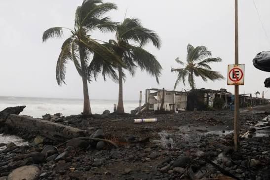 Cierran puertos en cinco estados por el huracán Trudy; frente frío bajará la temperatura
