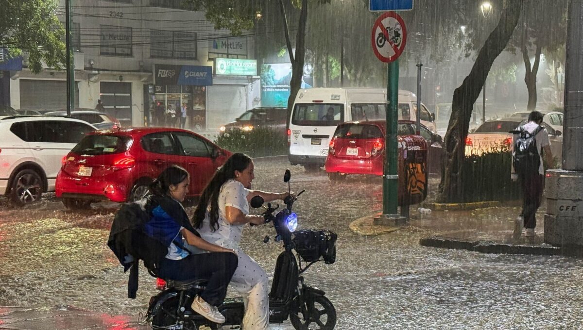 Octubre arranca con lluvias fuertes y temperaturas de hasta 24°C en CDMX