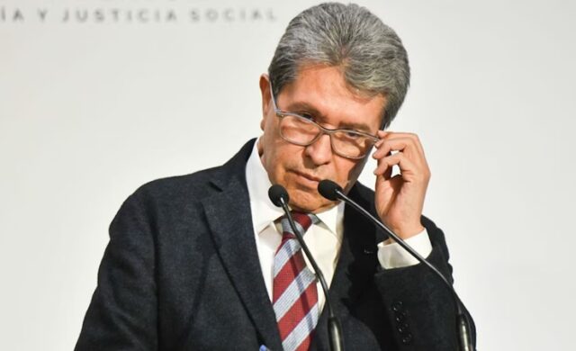 Monreal acusa guerra sucia contra Santiago Nieto