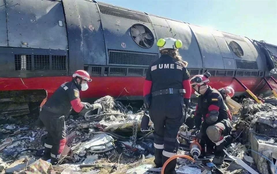 España eleva a 74 la cifra de muertos por accidente ferroviario