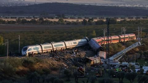 “Estamos destrozados”: España identifica a víctimas del choque de trenes