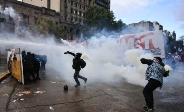Estudiantes y docentes marchan en Argentina contra los recortes universitarios de Milei