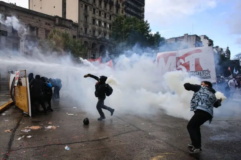 Estudiantes y docentes marchan en Argentina contra los recortes universitarios de Milei