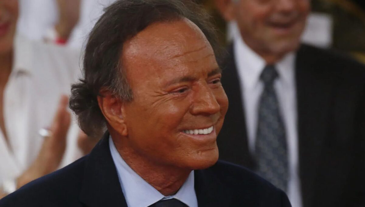 Julio Iglesias: Fiscalía española abre la puerta a investigar denuncia por agresiones sexuales