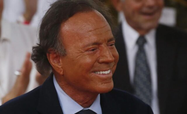 Julio Iglesias: Fiscalía española abre la puerta a investigar denuncia por agresiones sexuales
