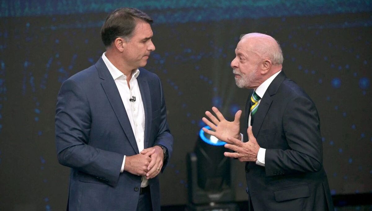 Lula y Flávio Bolsonaro se enfrentan en último debate antes de elecciones en Brasil