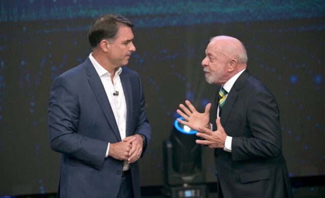 Lula y Flávio Bolsonaro se enfrentan en último debate antes de elecciones en Brasil
