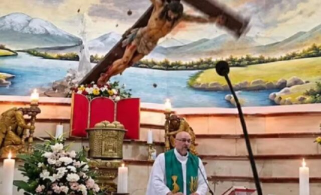 Sacerdote muere aplastado por una cruz durante una misa en Ecuador