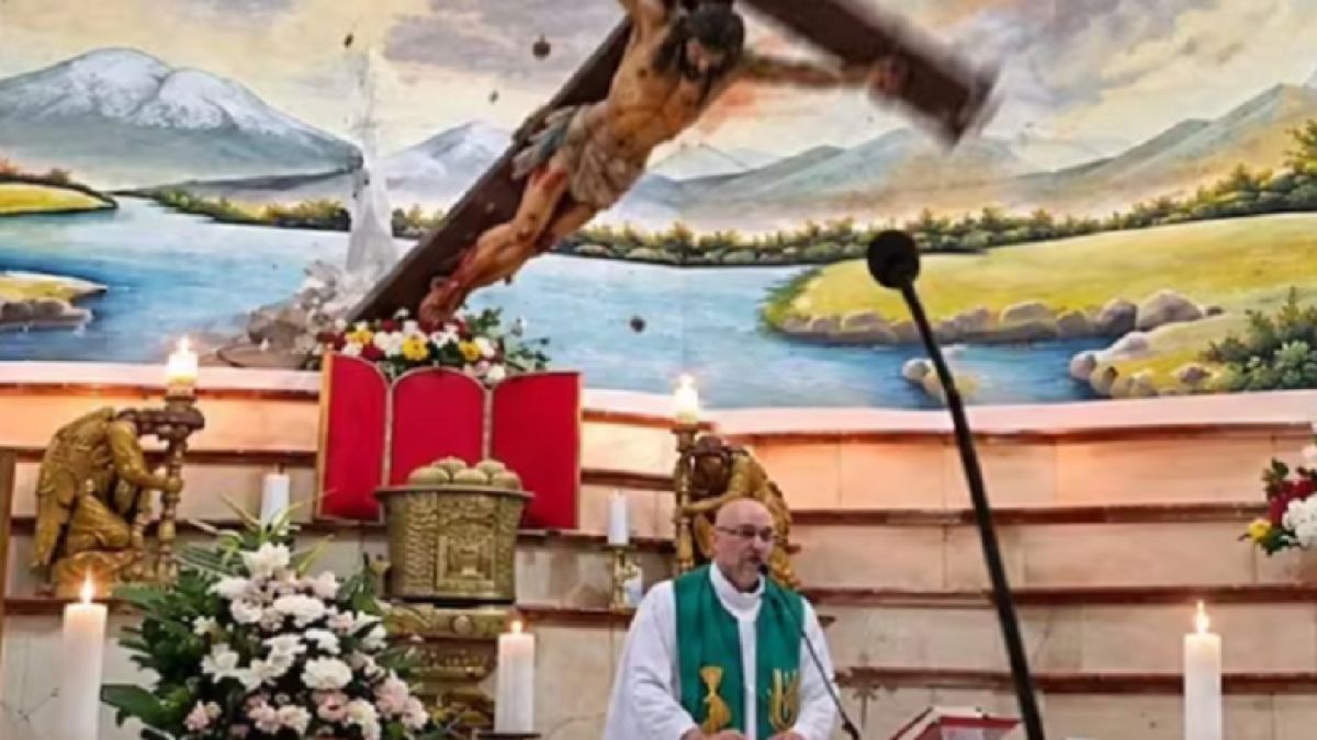 Sacerdote muere aplastado por una cruz durante una misa en Ecuador